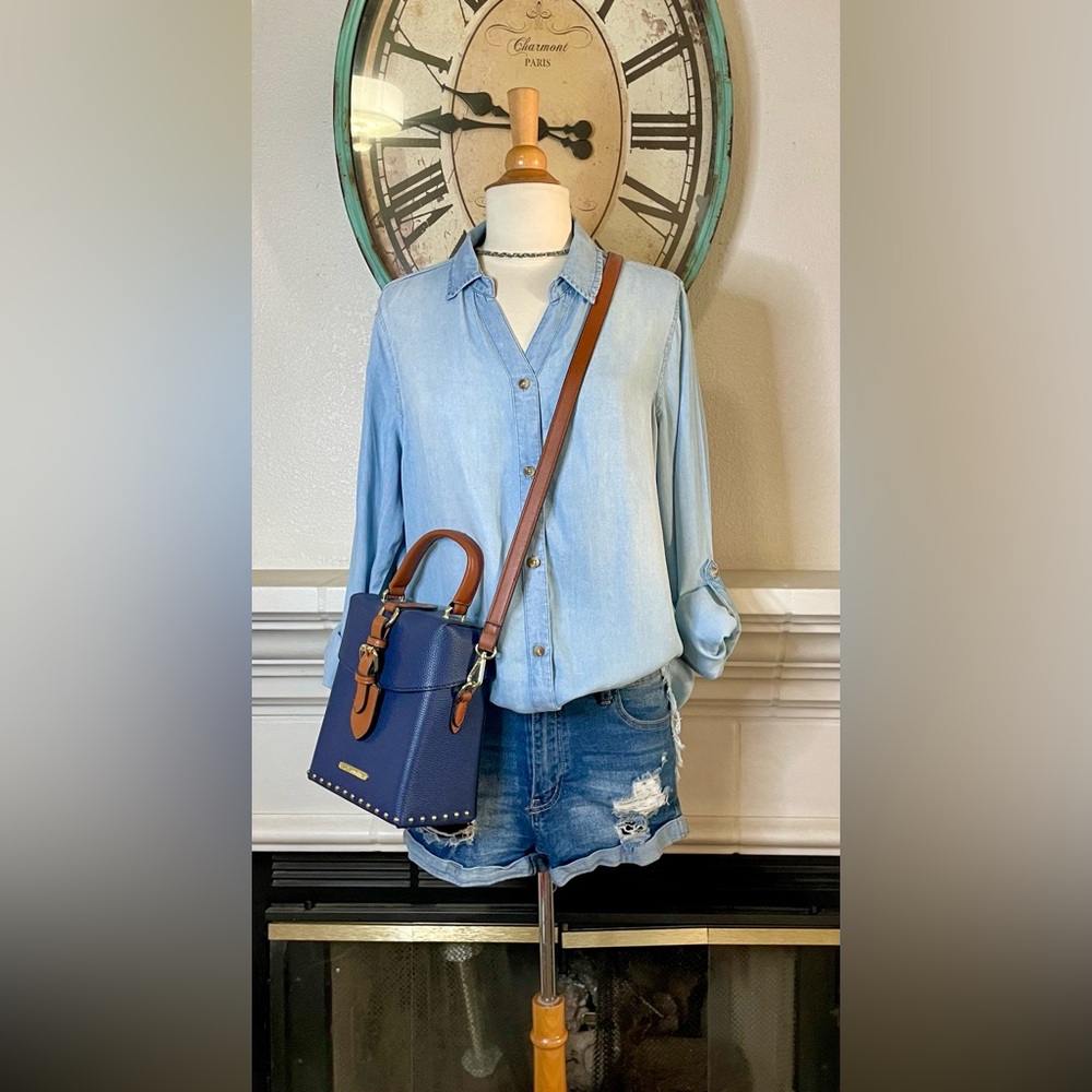 Francesca's Collections Light Blue Button-Down Shirt